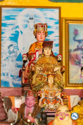 Хождение по огню в святилище Tai Seng Oud Jor