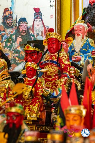 Хождение по огню в святилище Chalong Sam Sian Tong
