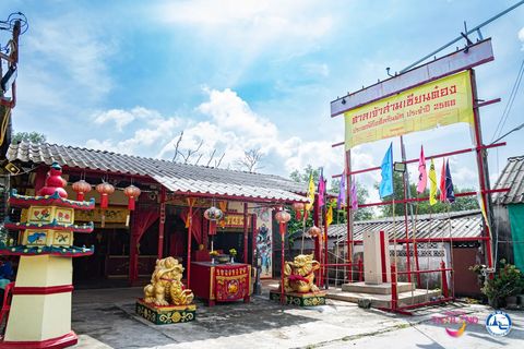 Уличная процессия святилища Chalong Sam Sian Tong